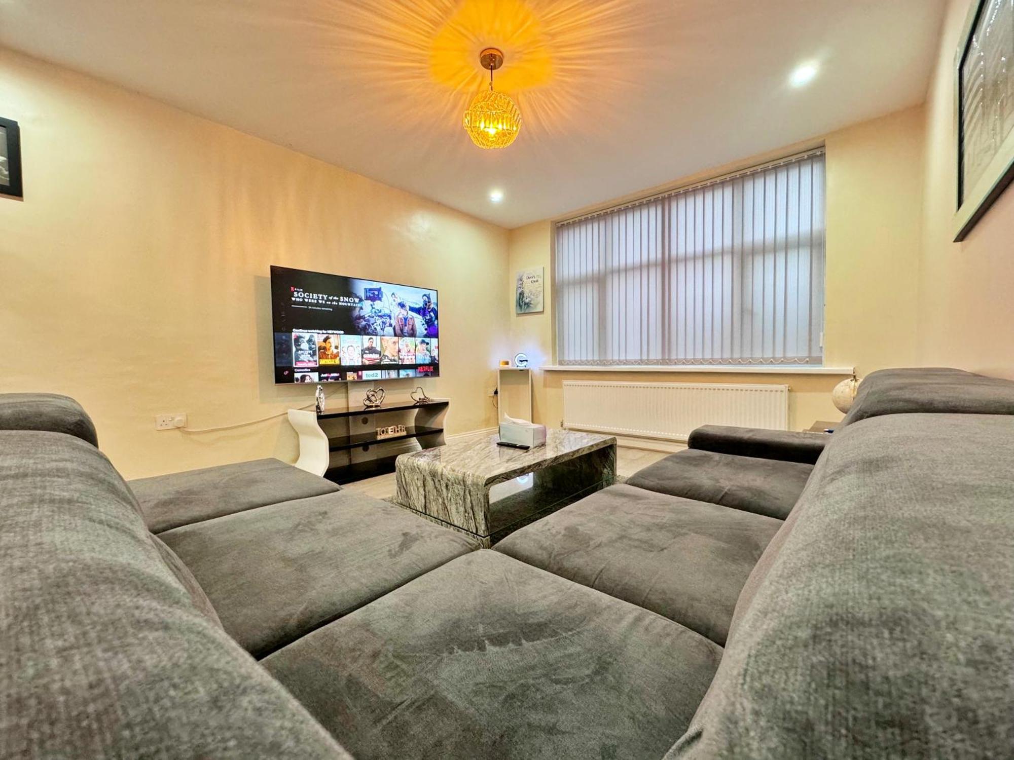 Full Home In Heywood Street Near Cheetham Hill — Photos 1
